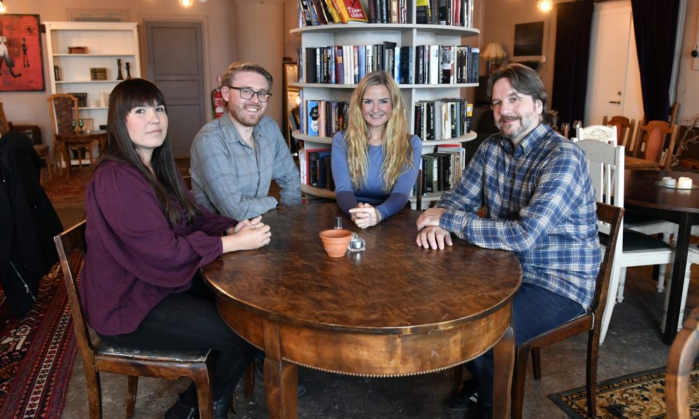 Planleggingen er i full gang for Aalesund Folk Festival. (F.v) sponsorsjef Malin Olsvik Wollstad, produsent Marius Berglund, festivalsjef Kristina Farstad Bjørdal og nestleder Stefan Olsen.