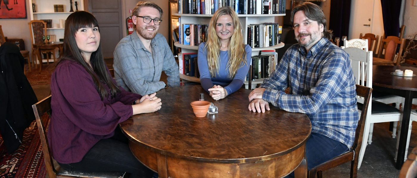 Planleggingen er i full gang for Aalesund Folk Festival. (F.v) sponsorsjef Malin Olsvik Wollstad, produsent Marius Berglund, festivalsjef Kristina Farstad Bjørdal og nestleder Stefan Olsen.