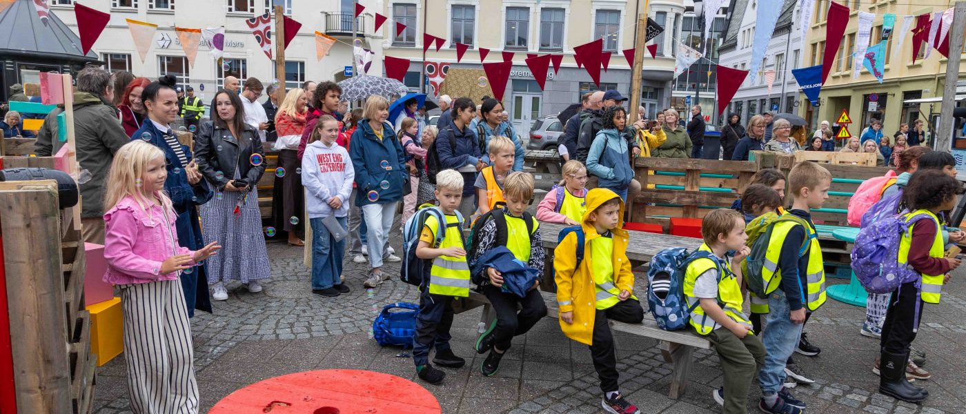 ÅPNING: Mange hadde tatt turen til åpningen av Ålesund Gatefestival.