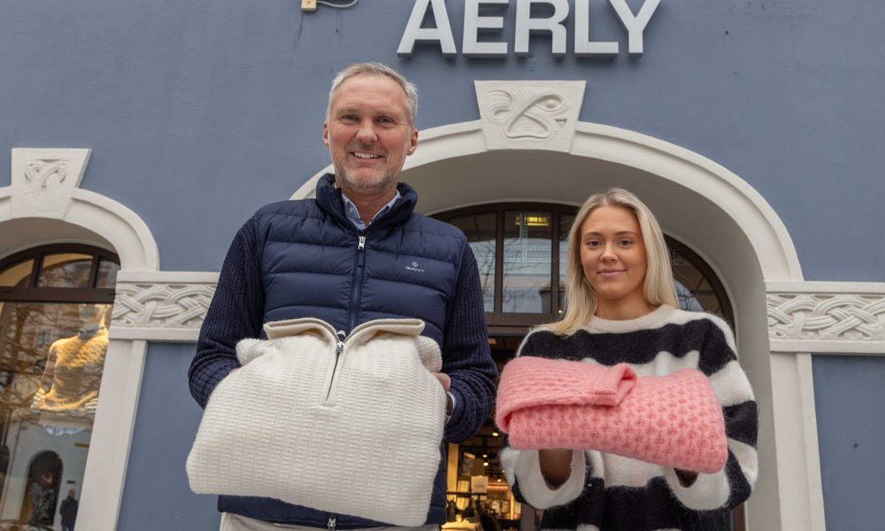 GENSERE: Yngve  og Karoline Navelsaker på Aerly selger mye gensere til jul.