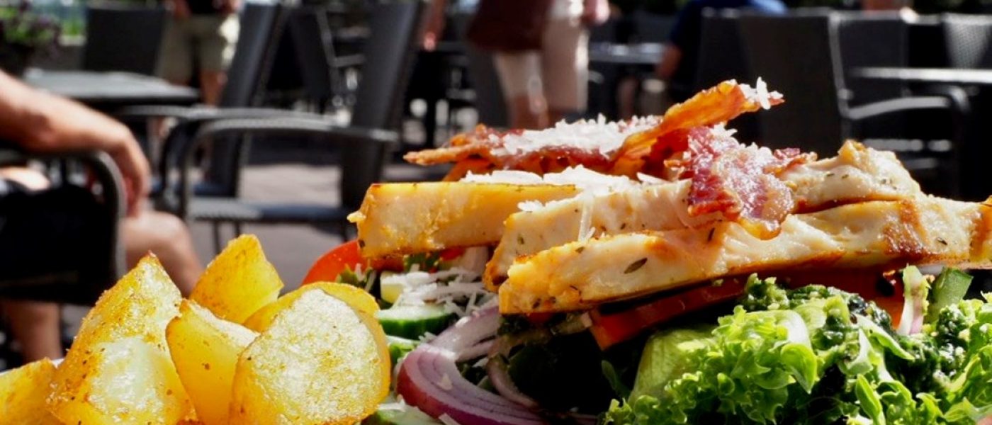 Vinni som ligger i Kremmergaarden kjøpesenter har også egen stor uteservering